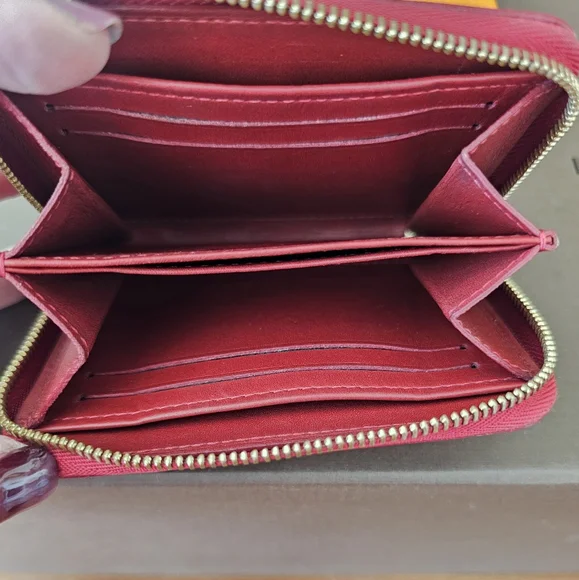 💯AUTHENTIC LOUIS VUITTON SMALL WALLET IN RED VERNIS - Picture 3 of 6